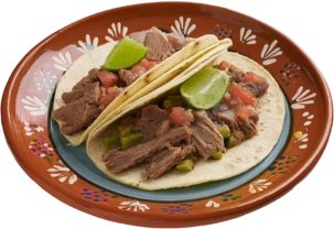 Tacos de barbacoa servidos en plato de barro