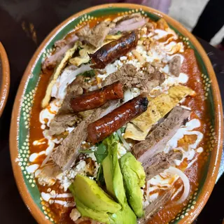 Chilaquiles rojos con arrachera, chistorra y aguacate