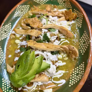 Chilaquiles verdes con pollo, aguacate, queso fresco y crema