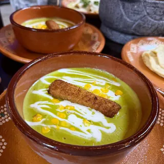 Crema poblana servida en cazuela de barro