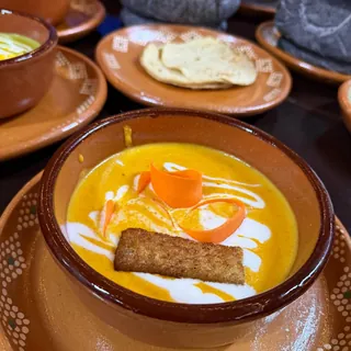 Crema de zanahoria servida en cazuela de barro