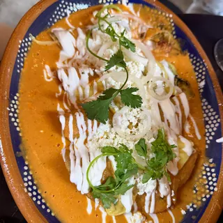 Enchiladas suizas gratinadas con crema y cilantro
