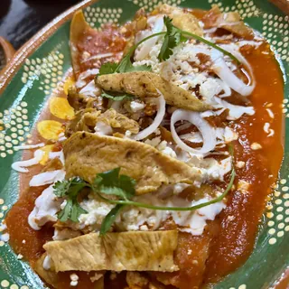 Enchiladas rojas con queso fresco, cebolla y crema